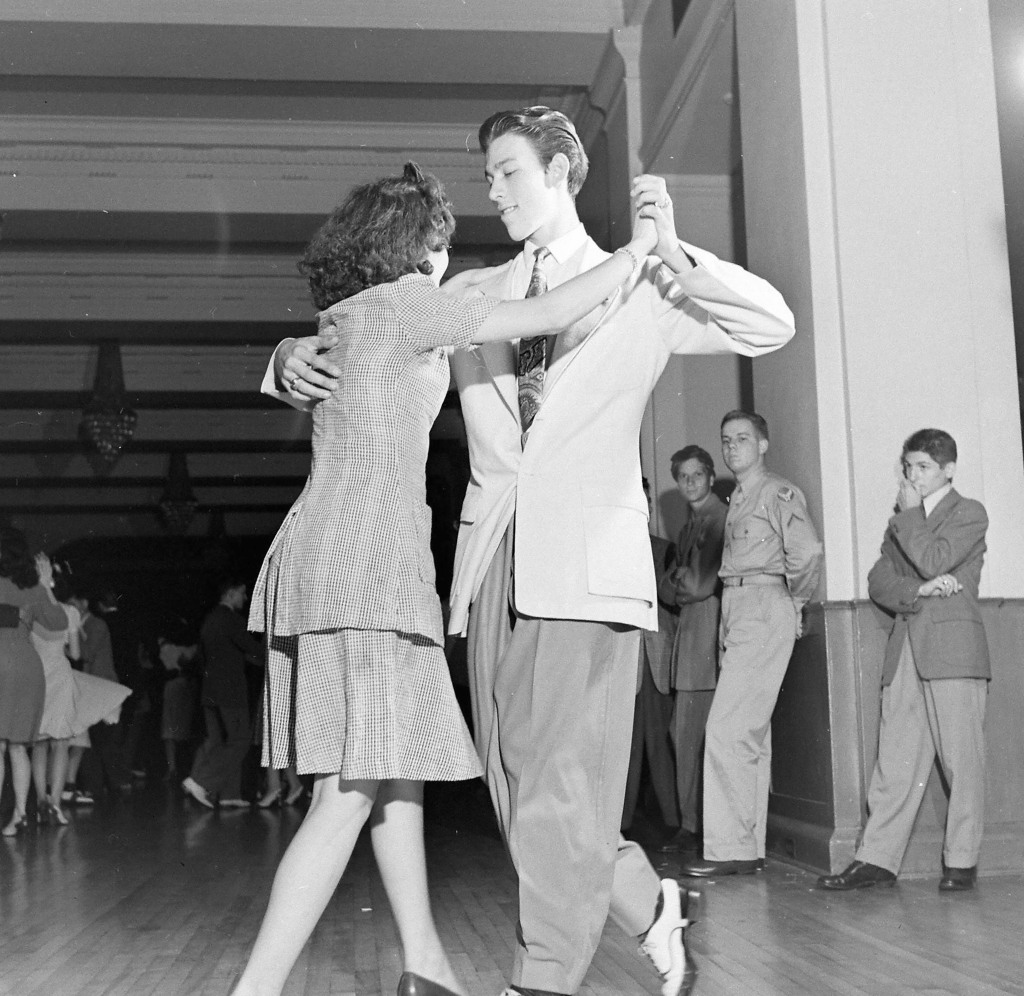 Couple dancing - Young man in a Zoot Suit - The new fashion - 1942