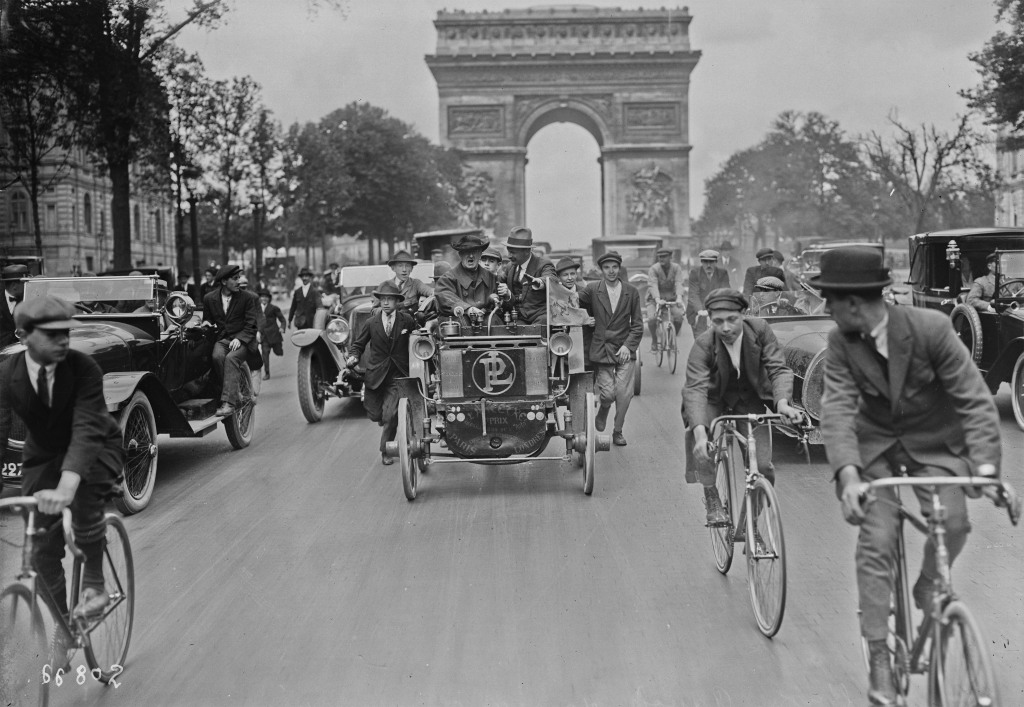 L’Abbé Jules Gavois fait un tour d'honneur sur les Champs-Élysées dans la plus vieille voiture du monde Antoinette - une Panhard-Levassor de 1891 à Paris - 14 juin 1921