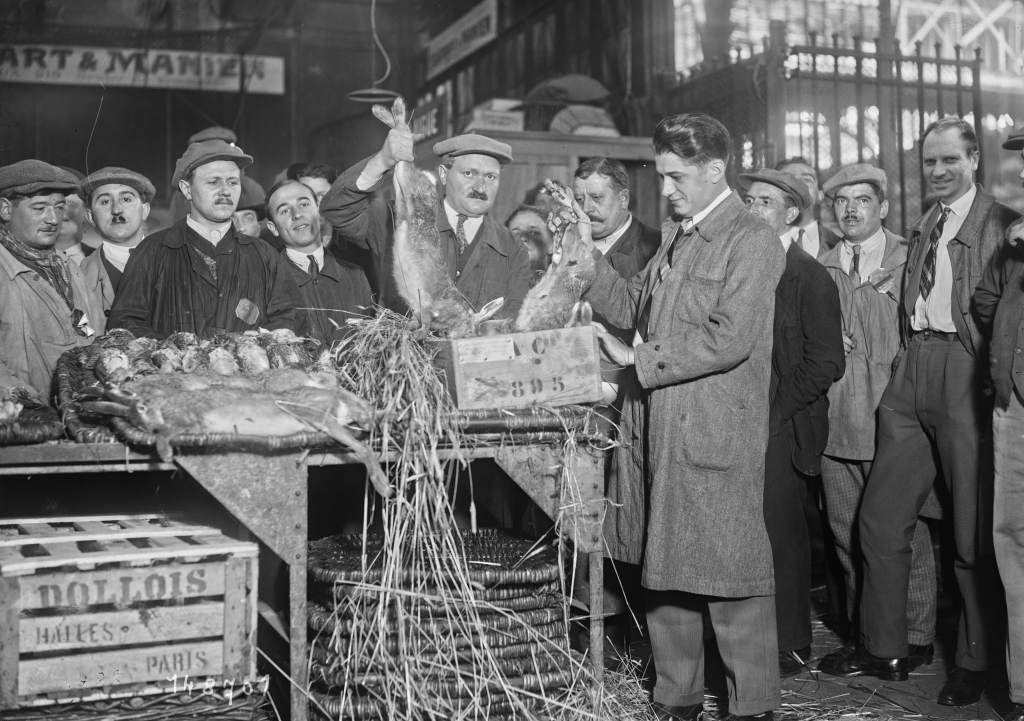 La vente de gibier avec l’ouverture de la chasse chez Rémy Dollois mandataire aux Halles Centrales de Paris - 8 Septembre 1930